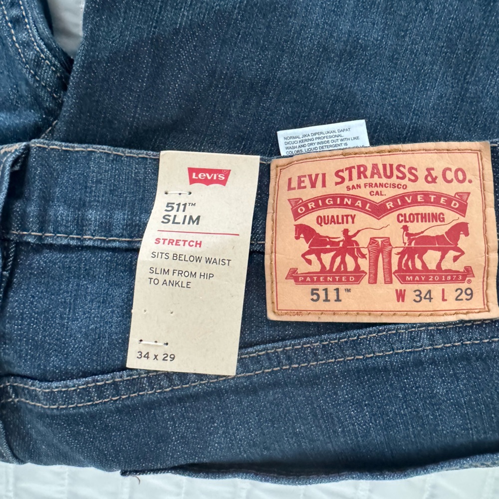 NEW W/ TAGS LEVI'S
511 SLIM STRETCH SIT BELOW WAIST
SLIM FR HIP TO ANKLE
34 x 29